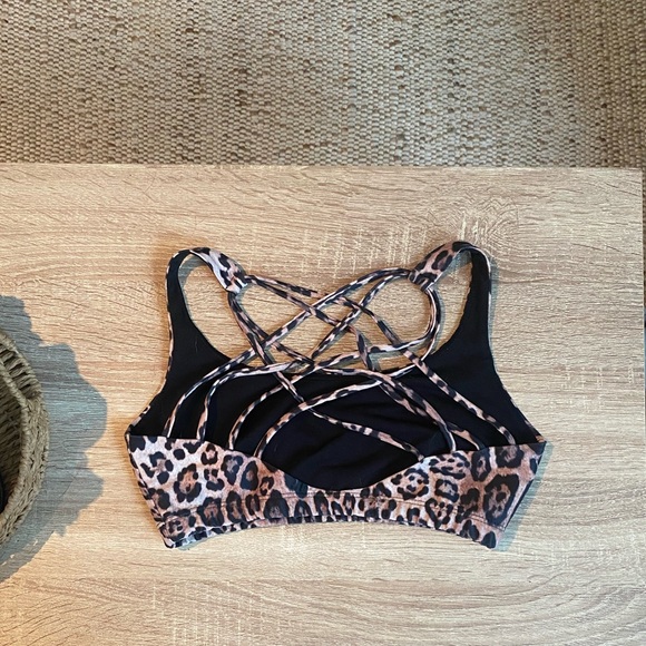 Onzie Strappy Crisscross Sports Bra, Leopard-Print size S/M - Picture 4 of 4